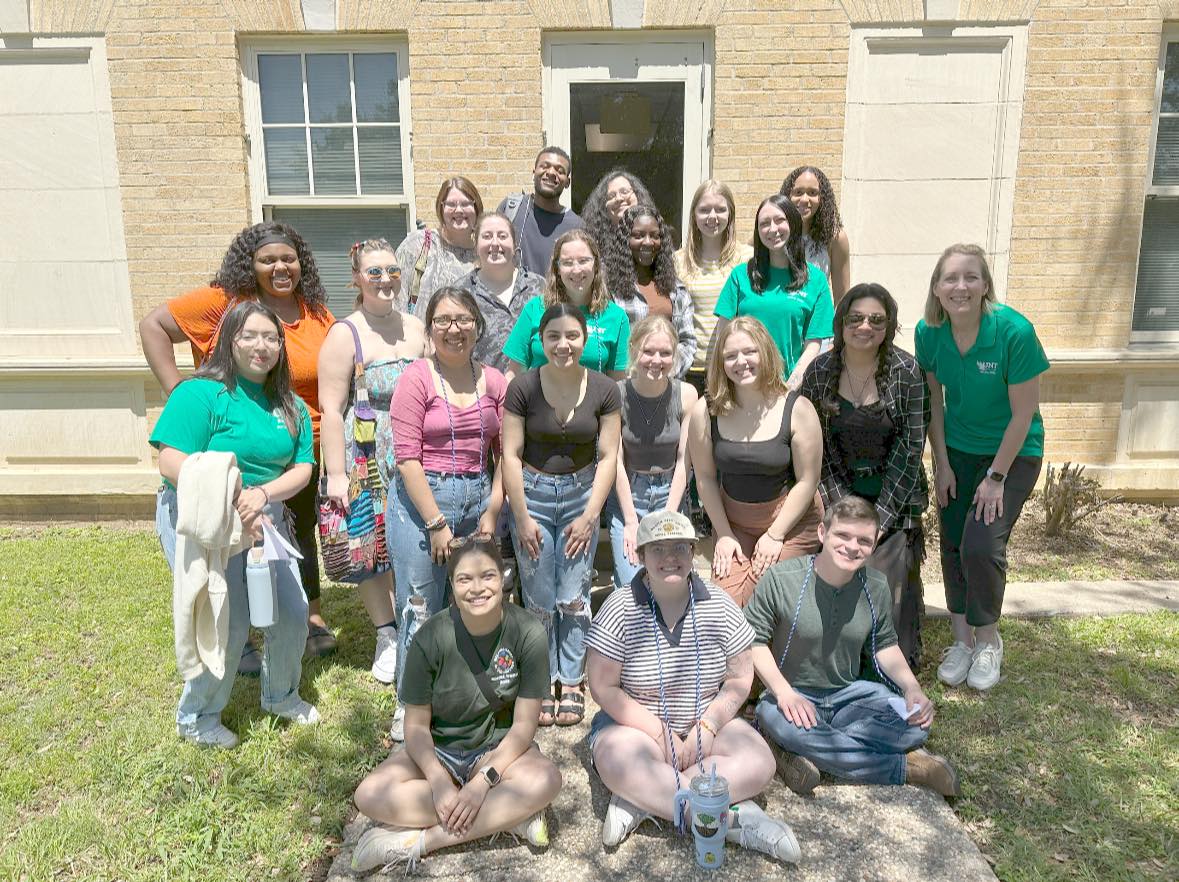 A group of social work alumni standing togehter